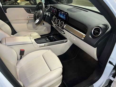 Used 2025 Mercedes-Benz GLB 250 4MATIC image 12