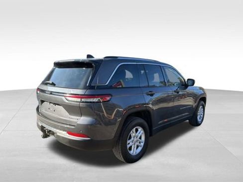 Used 2023 Jeep Grand Cherokee Laredo AWD/4WD image 3