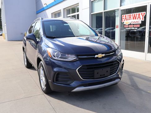 Used 2019 Chevrolet Trax LT w/ LT Convenience Package FWD image 2