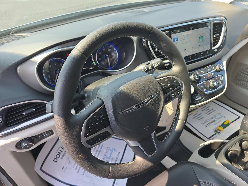 Used 2023 Chrysler Pacifica Touring-L FWD image 16