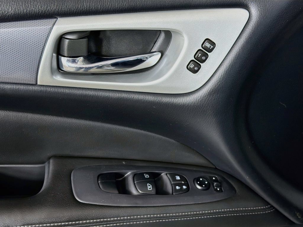 Used 2018 Nissan Pathfinder SL FWD image 17