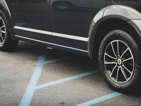 Used 2018 Dodge Journey SE w/ Blacktop Package FWD image 16