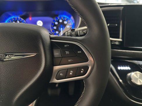 Used 2025 Chrysler Pacifica Select image 19