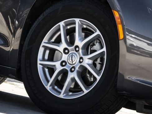 Used 2021 Chrysler Pacifica Touring-L image 7