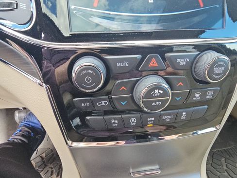 Used 2019 Jeep Grand Cherokee Limited AWD/4WD image 17