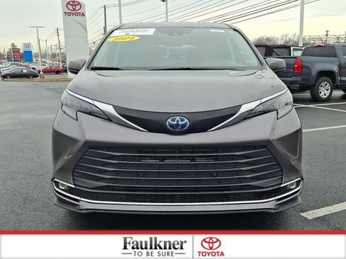 Certified 2024 Toyota Sienna XLE image 2