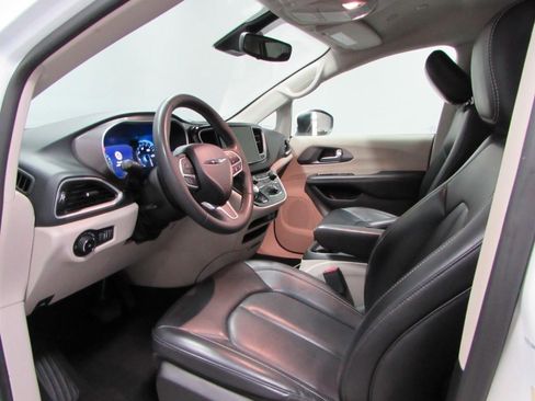 Used 2023 Chrysler Pacifica Touring-L FWD image 13
