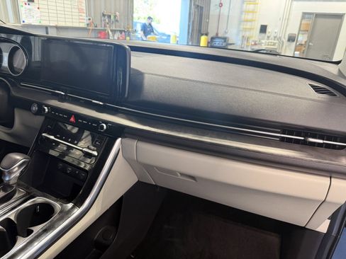 Used 2024 Kia Carnival EX FWD image 27