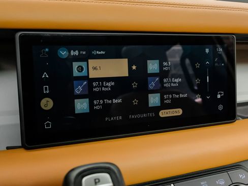 Used 2023 Land Rover Defender 110 SE image 33