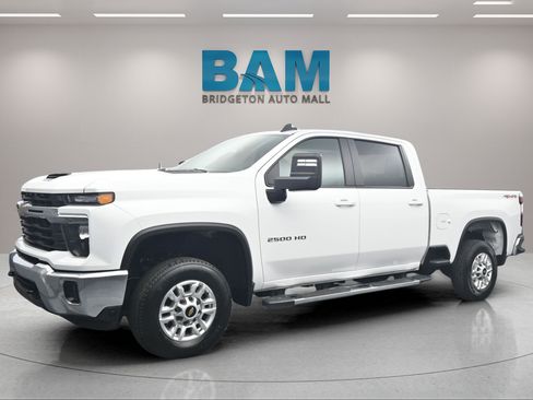 Used 2025 Chevrolet Silverado 2500 LT w/ Convenience Package AWD/4WD image 2