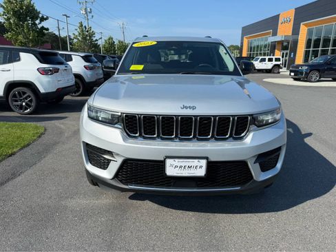 Used 2023 Jeep Grand Cherokee Laredo w/ Luxury Tech Group I AWD/4WD image 2