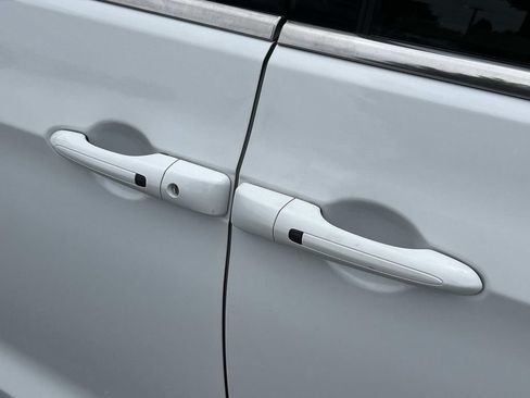 Used 2022 Chrysler Voyager LX FWD image 19