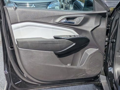 Used 2025 Chevrolet Trax LT w/ LT Convenience Package image 11