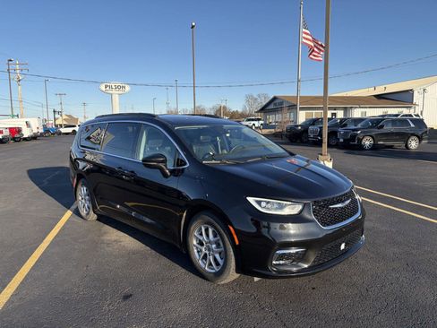 Used 2022 Chrysler Pacifica Touring-L image 2