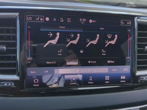 Used 2024 Chrysler Pacifica Touring-L FWD image 22