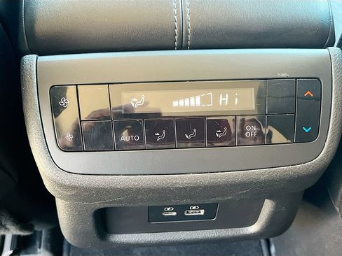 Used 2022 Nissan Pathfinder SL AWD/4WD image 26