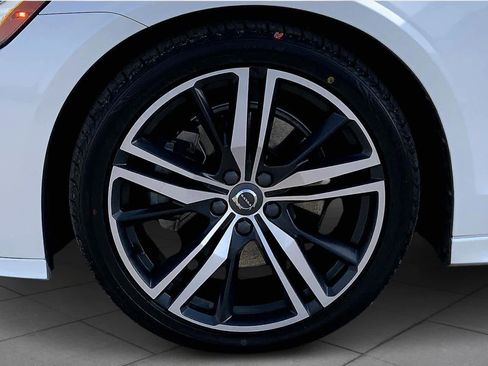 Used 2022 Volvo S60 B5 R-Design image 10