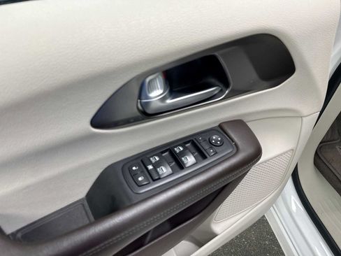 Used 2017 Chrysler Pacifica Touring-L Plus w/ Tire & Wheel Group FWD image 15