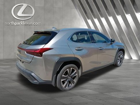 Certified 2022 Lexus UX 200 w/ Accessory Package (Z2) image 6