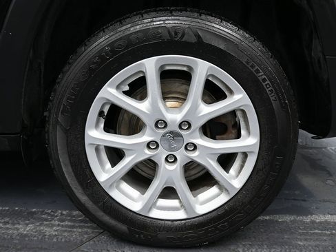 Used 2018 Jeep Cherokee Latitude w/ Safety Group image 12