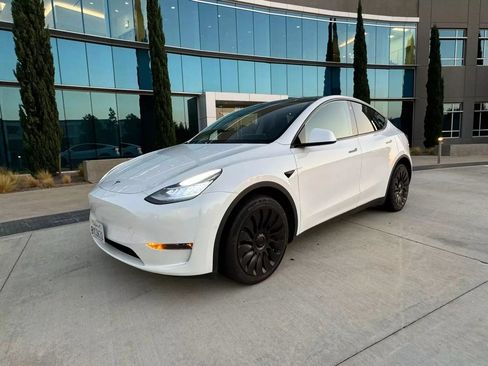 Used 2022 Tesla Model Y Performance AWD/4WD image 2
