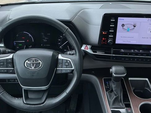 Used 2023 Toyota Sienna XLE image 9