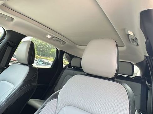 New 2025 Ford Escape SE w/ PHEV Premium Package FWD image 30