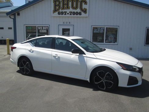 Used 2024 Nissan Altima 2.5 SR w/ SR Premium Package image 1