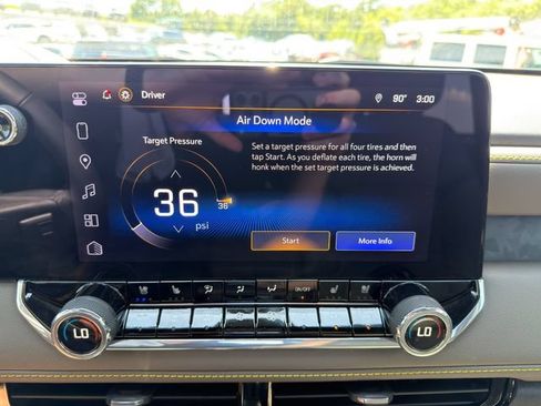 Used 2025 Chevrolet Colorado ZR2 w/ Technology Package AWD/4WD image 39