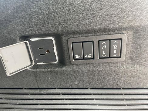 Used 2024 GMC Yukon AT4 w/ Technology Package image 27