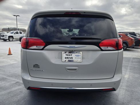 Used 2017 Chrysler Pacifica Touring-L Plus w/ Advanced Safetytec Group image 8