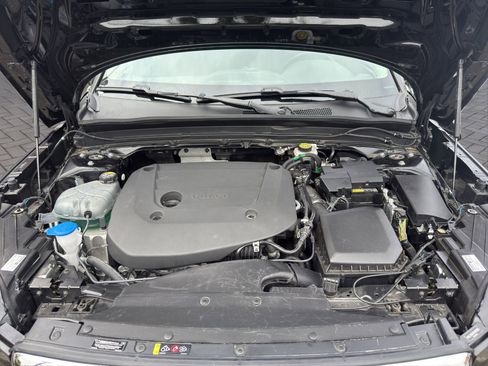 Used 2025 Volvo XC40 B5 Plus image 21