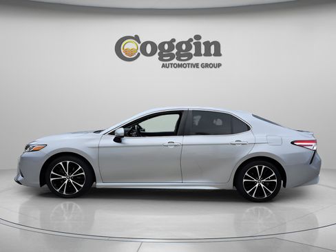 Used 2020 Toyota Camry SE image 2