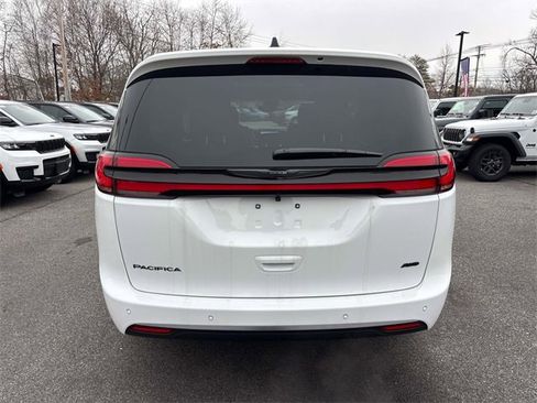 New 2026 Chrysler Pacifica Select image 3