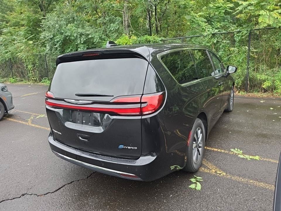 Used 2022 Chrysler Pacifica Touring-L w/ Uconnect Theater Family Group FWD image 4