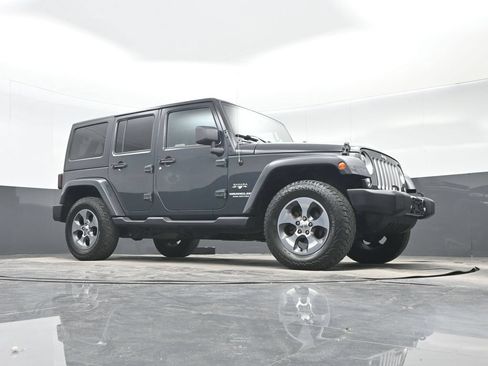 Used 2017 Jeep Wrangler Unlimited Sahara w/ Dual Top Group AWD/4WD image 32