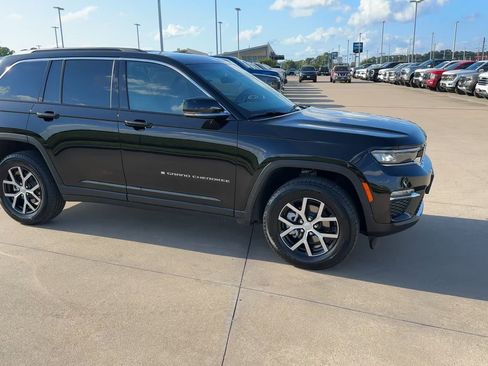 Used 2025 Jeep Grand Cherokee Limited RWD image 2