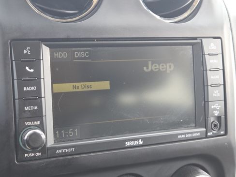 Used 2015 Jeep Compass Latitude FWD image 26