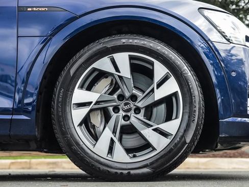 Used 2022 Audi e-tron Premium Plus AWD/4WD image 17