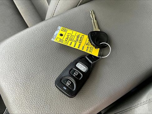 Used 2017 Hyundai Elantra SE image 33