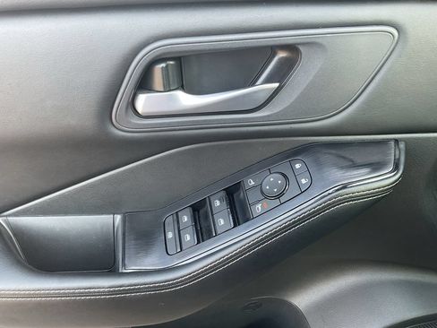 Used 2025 Nissan Rogue SV FWD image 23