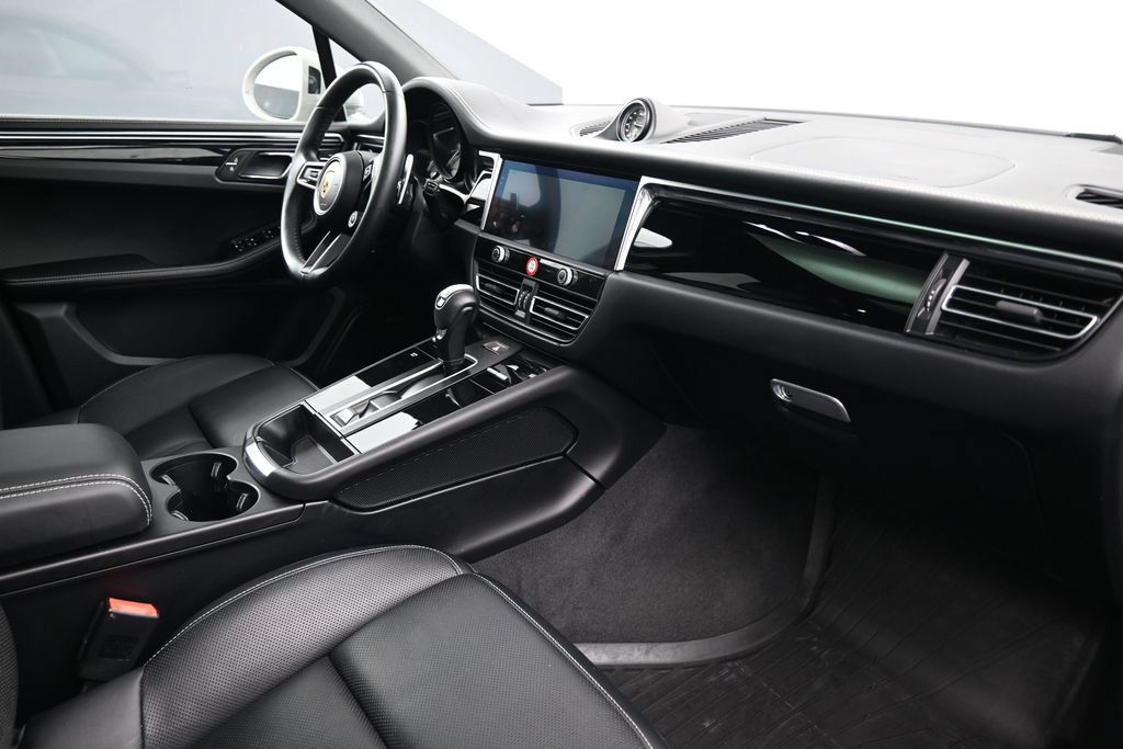 Certified 2024 Porsche Macan AWD/4WD image 14