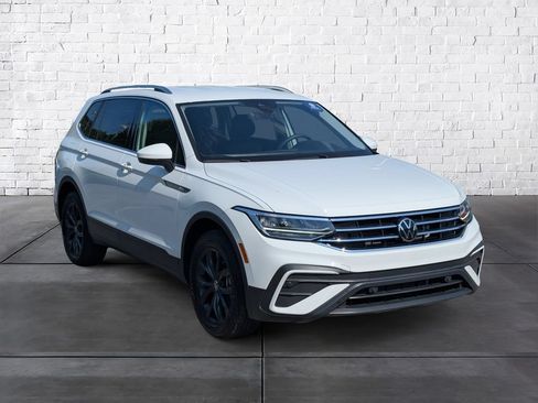 Used 2024 Volkswagen Tiguan SE FWD image 1