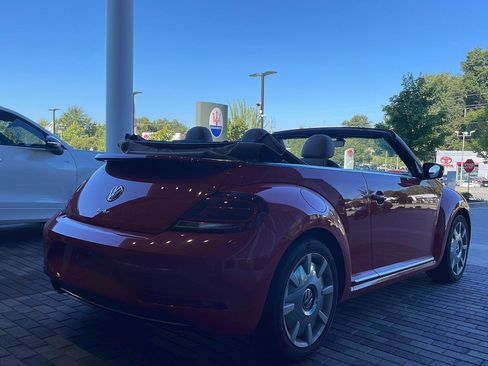 Used 2019 Volkswagen Beetle 2.0T SE w/ SE Premium Package FWD image 18