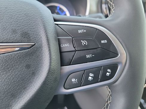 Certified 2024 Chrysler Pacifica Limited FWD image 7