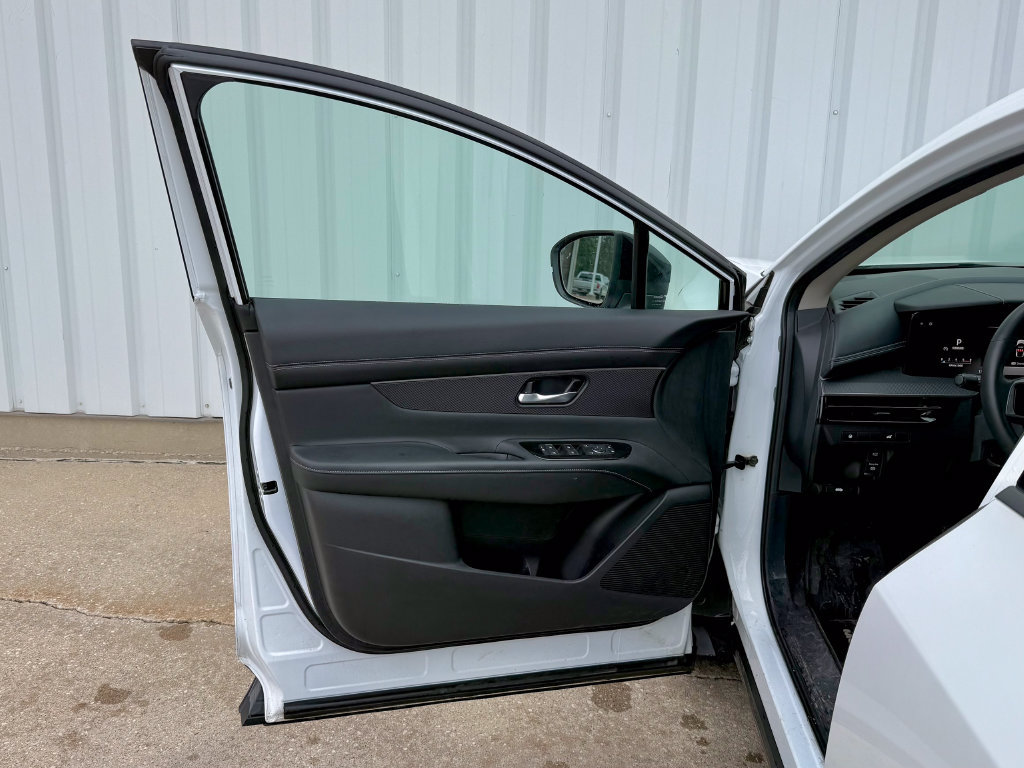 Used 2025 Nissan Murano SV AWD/4WD image 14