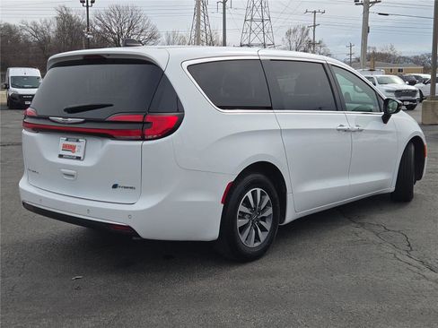 Certified 2024 Chrysler Pacifica Limited FWD image 13