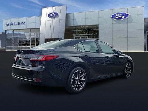 Used 2025 Toyota Camry XLE image 3