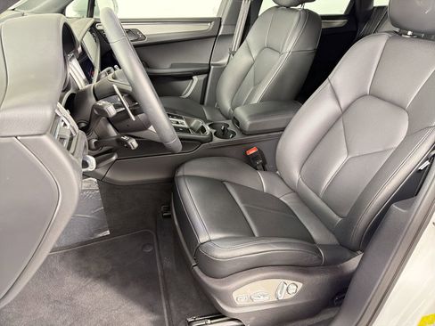 Certified 2026 Porsche Macan image 5