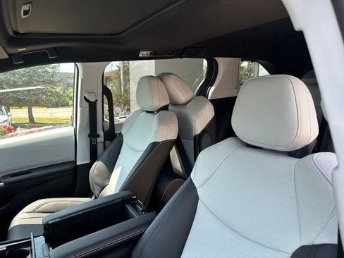 Certified 2026 Toyota Sienna XSE FWD image 8